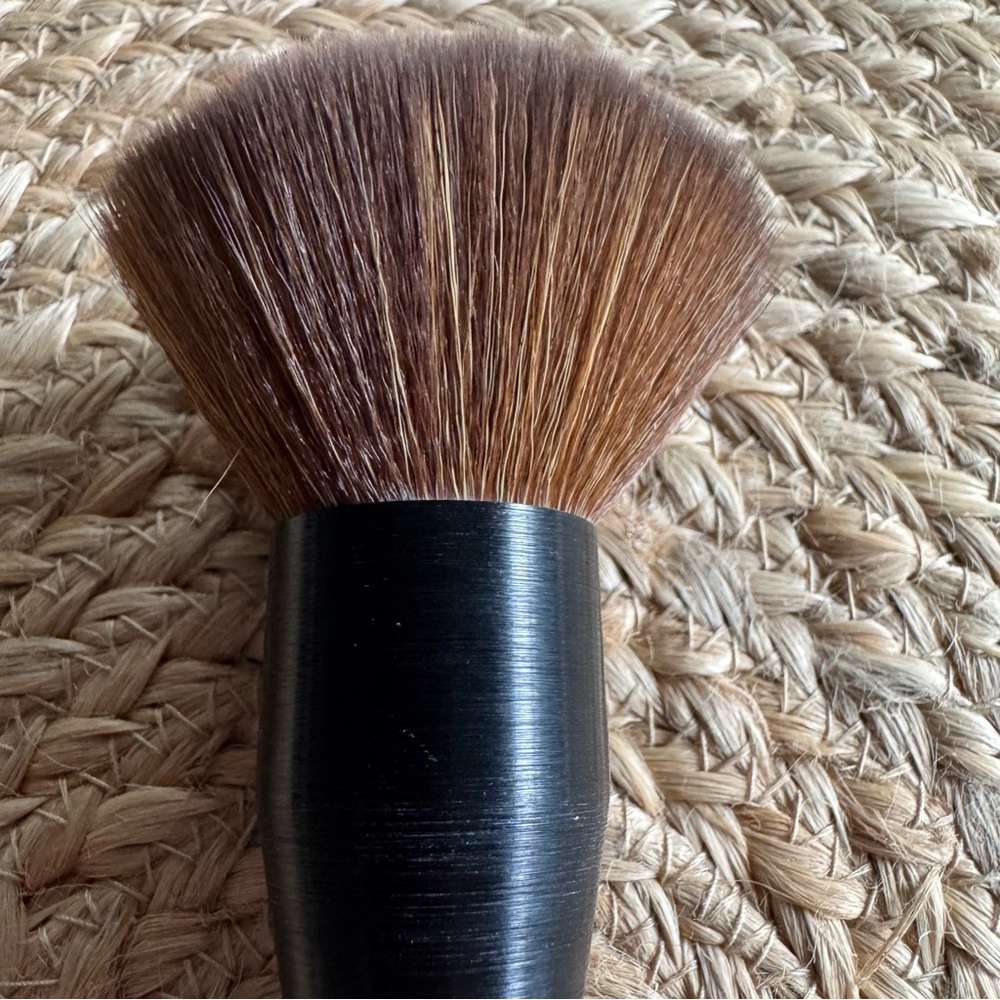Lawless Multi-Use Powder Brush - Picture 7 of 9